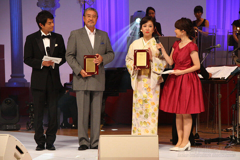 特別選奨受賞の伍代夏子（右から2人目）、 吉 幾三（左から2人目） 