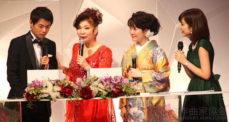八代亜紀さん（左から2人目）　　　田川寿美さん（右から2人目）