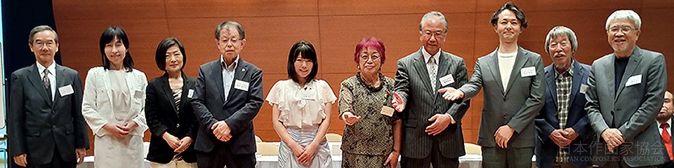 新入会員の皆さん   (左より)水森理事長、真鍋美和子、森 蒼葉、高浜富士夫、汐川ほたて、西山むつみ、堀井守也、丸山貴幸、岡副会長、徳久会長