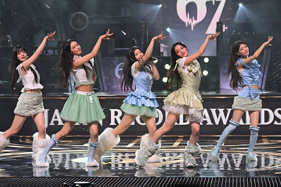 「Almond Chocolate」 ILLIT<br>作曲・作詩: Pdogg/Nakajin/Takahashi Shiho/GHSTLOOP