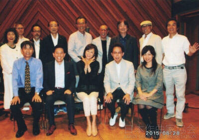 編曲の前田俊明さん（右端）も加わっての集合写真